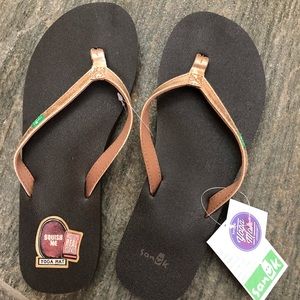 sanuk gold flip flops
